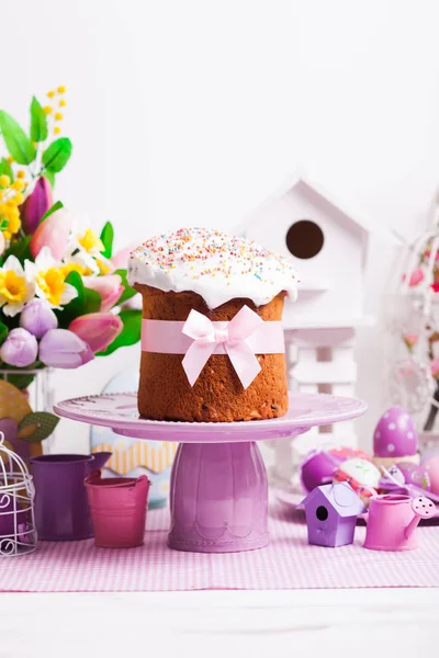 Wielkanocne ciasto i wystrój — Zdjęcie stockowe