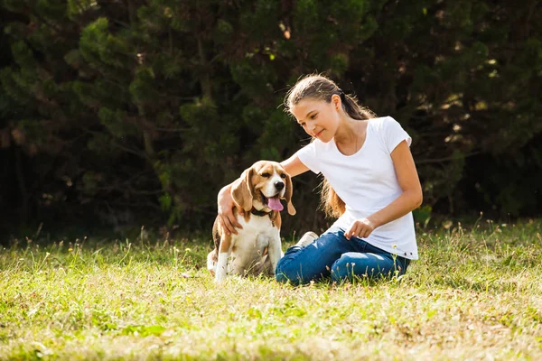 Девушка играет с собакой — стоковое фото