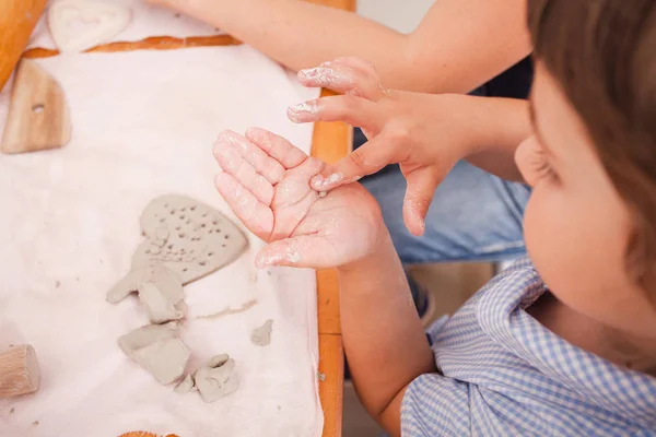 幸せな子供が粘土のモデリングを行っています。 — ストック写真