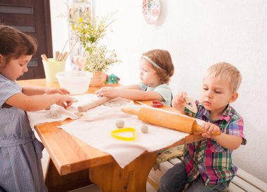 Mutlu çocuklar kil modelleme ile nişanlı