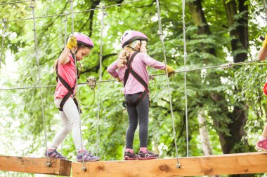 Macera parkındaki engeller.