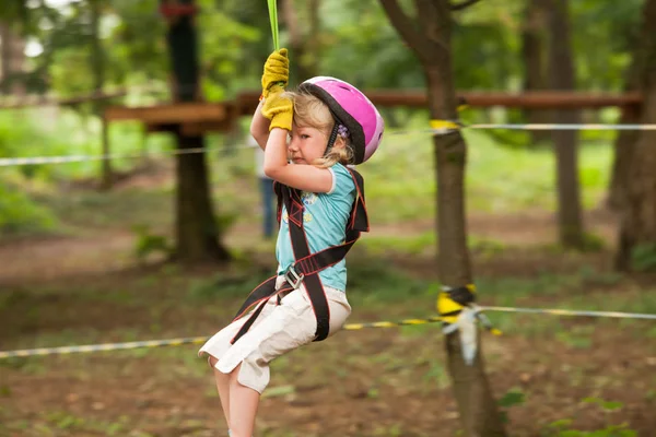 Enfant dans une aire de jeux d'aventure — Photo