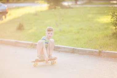 Çocuk bir kaykay sürme