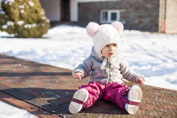 Winter wandelen van baby — Stockfoto