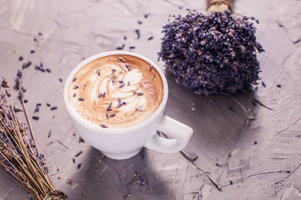 Kopje cappuccino van lavendel — Stockfoto