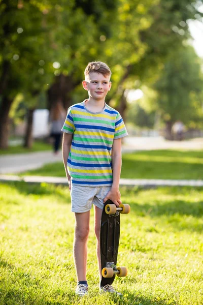 男孩骑滑板 — 图库照片