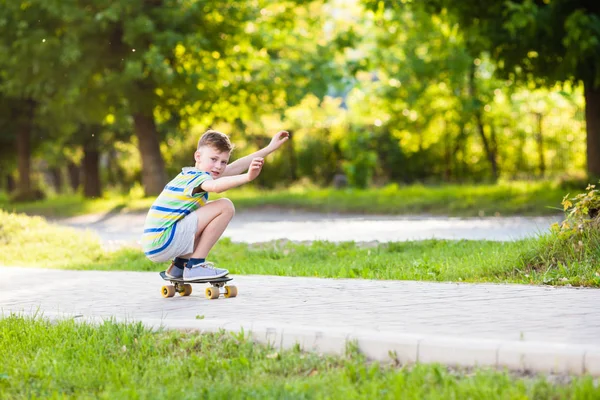 Αγόρι ιππασίας ένα skateboard — Φωτογραφία Αρχείου