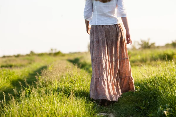 La ragazza corse attraverso il campo — Foto Stock