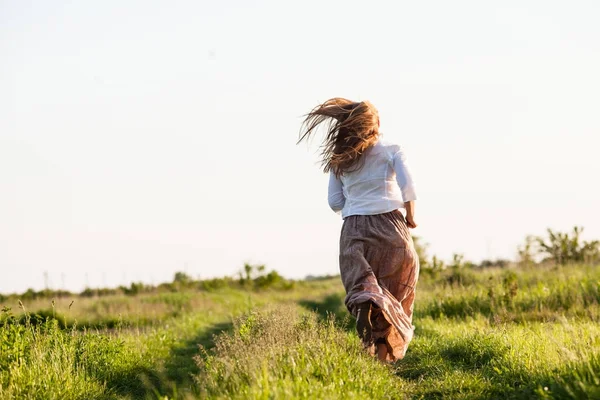 La ragazza corse attraverso il campo — Foto Stock