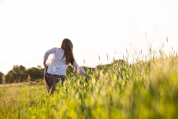 La chica en el campo — Foto de Stock