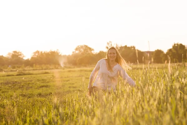 Das Mädchen auf dem Feld — Stockfoto