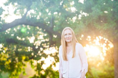 Kadın meyve ağaçtan toplar.