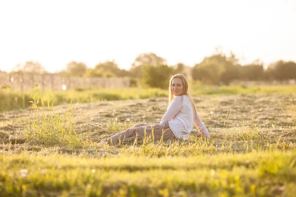 Het meisje in het veld. — Stockfoto