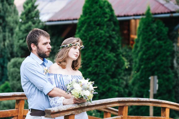 Ecléctica pareja de boda rústica —  Fotos de Stock