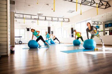 Kadınlar Pilates içinde yer