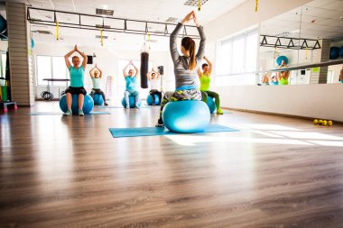 Kadınlar Pilates içinde yer