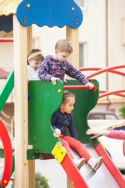 Çocuk parkındaki çocuklar