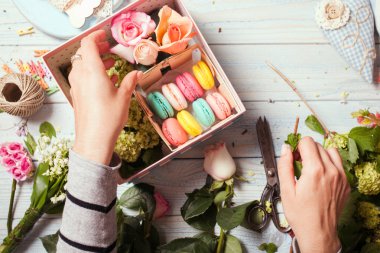 Çiçekler ve bademli kurabiye kutusu