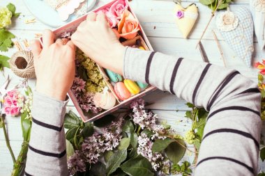 Çiçekler ve bademli kurabiye kutusu