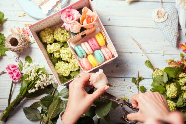 Çiçekler ve bademli kurabiye kutusu