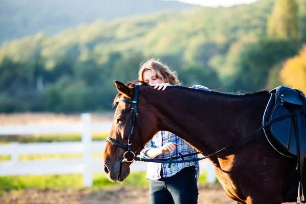 Mooi meisje met paard — Stockfoto