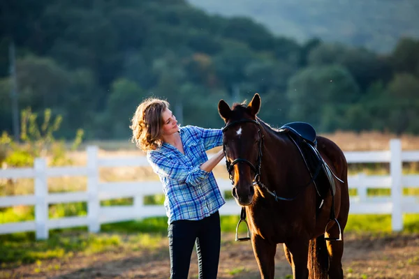 馬と美しい女の子 — ストック写真