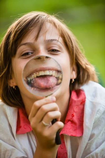 Adolescente con lupa — Foto de Stock