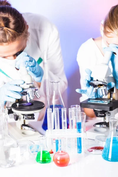 Scientists in the chemical laboratory — Stock Photo, Image
