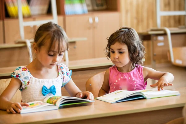 Preescolar estudiando niñas — Foto de Stock