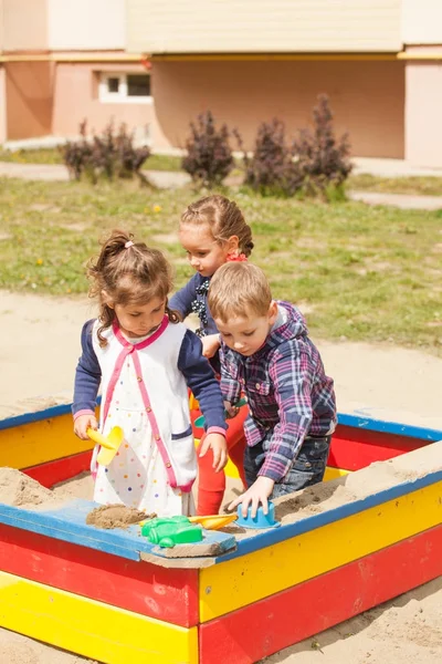 Brincando na caixa de areia — Fotografia de Stock