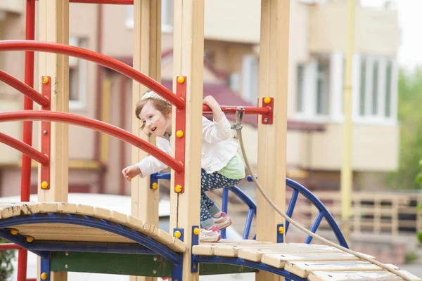 Kinder auf dem Spielplatz — Stockfoto