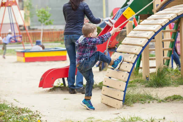 Kinder auf dem Spielplatz — Stockfoto