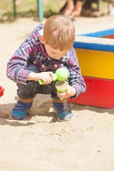 Brincando na caixa de areia — Fotografia de Stock