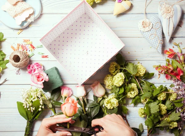 Kotak dengan bunga dan makaroni — Stok Foto
