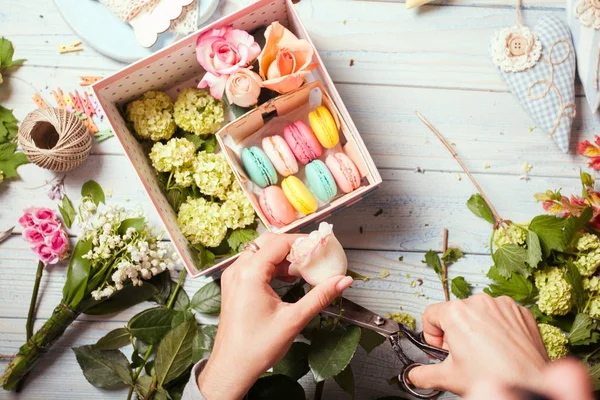 Çiçekler ve bademli kurabiye kutusu