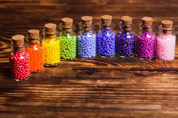 Renkli boncuklar, şişeli — Stok fotoğraf