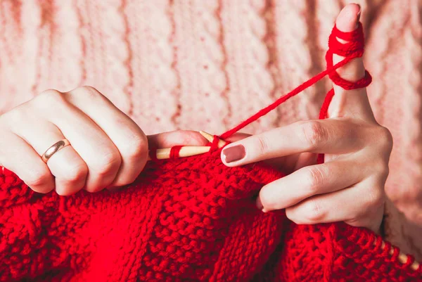 Female hands knits sweater — Stock Photo, Image