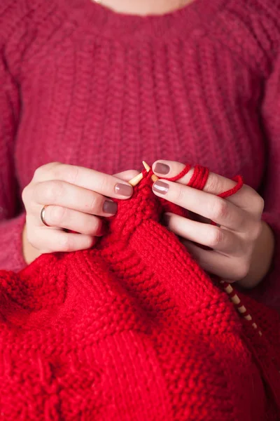 Female hands knits sweater — Stock Photo, Image