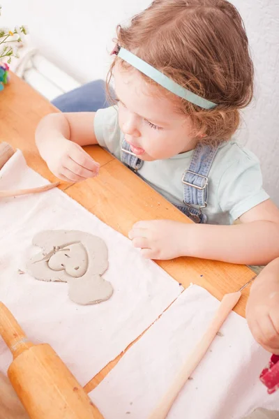 Enfants heureux sont engagés avec la pâte à modeler — Photo