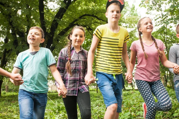 Tempo di divertimento per i bambini nel campo estivo — Foto Stock