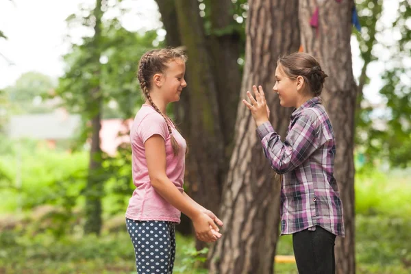 Dos chicas están jugando — Foto de Stock