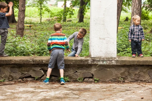 Chicos en el parque — Foto de Stock