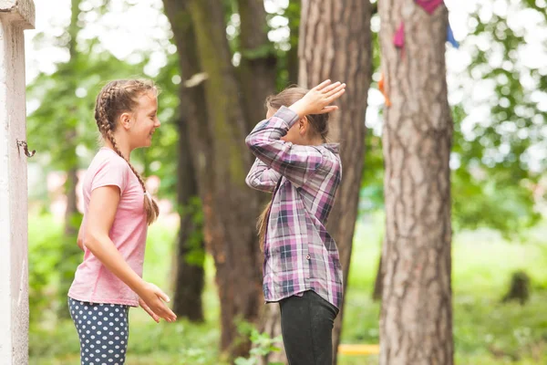 Dos chicas están jugando — Foto de Stock