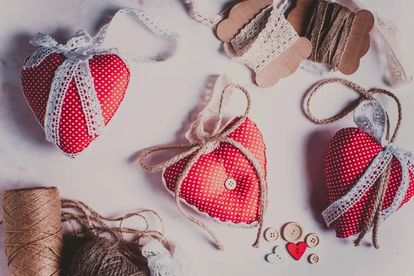Красная горошек текстильные сердца — стоковое фото