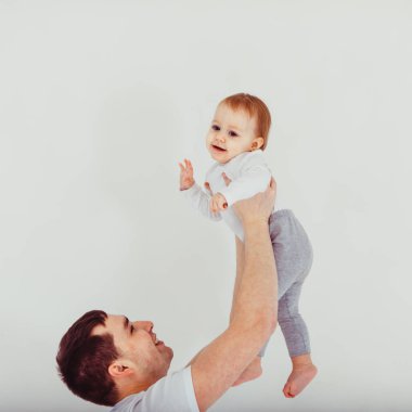 Baba ve bebek eğleniyor