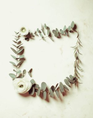 Çiçekli yuvarlak çerçeve