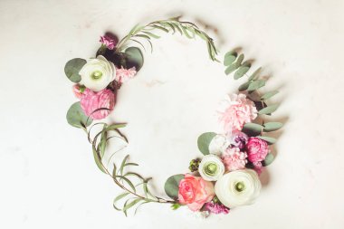 Çiçekli yuvarlak çerçeve