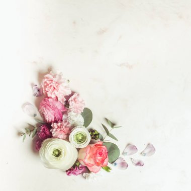 Çiçekli yuvarlak çerçeve