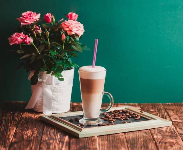 Latte na bandeja — Fotografia de Stock