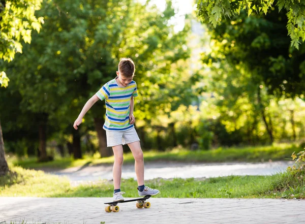 Menino montando um skate — Fotografia de Stock